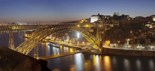 Brücke Ponte Dom Luis I über den Fluss Douro zum Stadtteil Ribeira, UNESCO-Weltkulturerbe, Porto (Oporto), Portugal, Europa - RHPLF02614