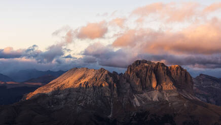 Luftaufnahme des Langkofels und der Langkofelgruppe bei Sonnenuntergang, Dolomiten, Südtirol, Italien, Europa - RHPLF02637