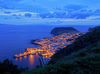 Velas in der Dämmerung, Blick von oben, Insel Sao Jorge, Azoren, Portugal, Atlantik, Europa - RHPLF02665