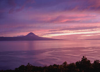Blick auf die Insel Pico bei Sonnenuntergang, Insel Sao Jorge, Azoren, Portugal, Atlantik, Europa - RHPLF02667