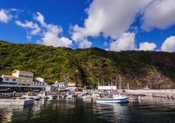 Hafen in Velas, Insel Sao Jorge, Azoren, Portugal, Atlantik, Europa - RHPLF02673