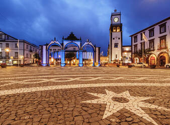 Stadttore und Hauptkirche, Dämmerung, Ponta Delgada, Insel Sao Miguel, Azoren, Portugal, Atlantik, Europa - RHPLF02682