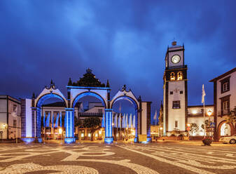 Stadttore und Hauptkirche, Dämmerung, Ponta Delgada, Insel Sao Miguel, Azoren, Portugal, Atlantik, Europa - RHPLF02683