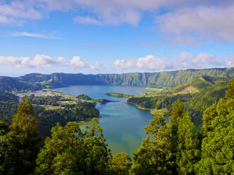 Lagoa das Sete Cidades, Blick von oben, Insel Sao Miguel, Azoren, Portugal, Atlantik, Europa - RHPLF02692