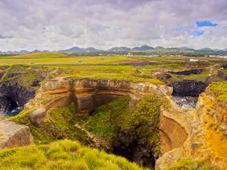 Krater in Ponta das Calhetas, Insel Sao Miguel, Azoren, Portugal, Atlantik, Europa - RHPLF02695