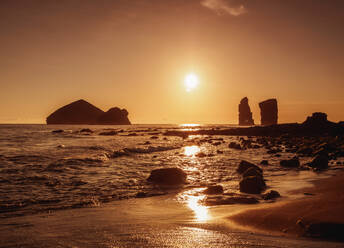 Sonnenuntergang über der Ilheus dos Mosteiros, Insel Sao Miguel, Azoren, Portugal, Atlantik, Europa - RHPLF02697