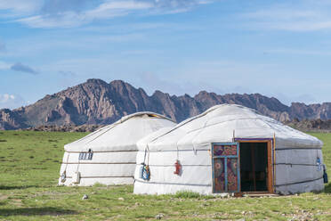 Mongolische Gers und Berge im Hintergrund, Provinz Mittelgobi, Mongolei, Zentralasien, Asien - RHPLF02722