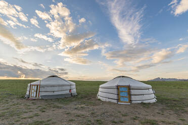 Traditionelle mongolische Nomaden-Gers und Wolken am Himmel, Provinz Mittelgobi, Mongolei, Zentralasien, Asien - RHPLF02723