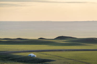 Nomadenlager und Hügel, Bezirk Bayandalai, Provinz Südgobi, Mongolei, Zentralasien, Asien - RHPLF02729