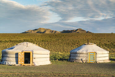 Zwei mongolische Nomaden-Gers und Berge im Hintergrund, Bezirk Bayandalai, Provinz Südgobi, Mongolei, Zentralasien, Asien - RHPLF02730