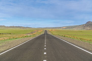 Gerade asphaltierte Straße, Bezirk Bayandalai, Provinz Südgobi, Mongolei, Zentralasien, Asien - RHPLF02732