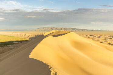 Spaziergänger auf den Khongor-Sanddünen im Gobi-Gurvan-Saikhan-Nationalpark, Bezirk Sevrei, Provinz Südgobi, Mongolei, Zentralasien, Asien - RHPLF02738