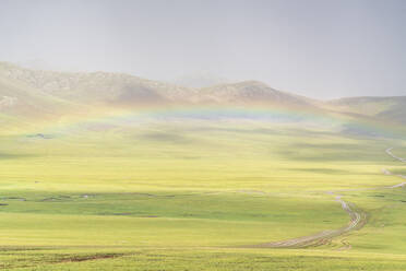 Regenbogen über der grünen mongolischen Steppe, Provinz Ovorkhangai, Mongolei, Zentralasien, Asien - RHPLF02750