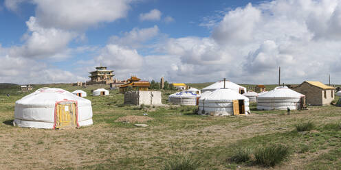 Ger-Lager und Tsorjiin Khureenii-Tempel im Hintergrund, Provinz Mittelgobi, Mongolei, Zentralasien, Asien - RHPLF02753