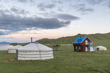 Holzhaus und Gers am Ufer des Weißen Sees, Bezirk Tariat, Provinz Nord-Hangay, Mongolei, Zentralasien, Asien - RHPLF02754