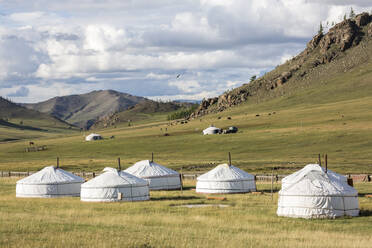 Touristisches Ger-Camp und Khangai-Gebirge, Bezirk Burentogtokh, Provinz Hovsgol, Mongolei, Zentralasien, Asien - RHPLF02764