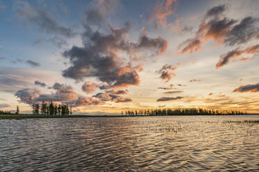 Tannenbäume und Wolken, die sich auf dem Hovsgol-See bei Sonnenuntergang spiegeln, Provinz Hovsgol, Mongolei, Zentralasien, Asien - RHPLF02768