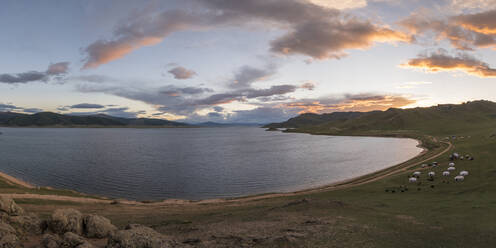 Sonnenuntergang über dem Weißen See, Bezirk Tariat, Provinz Nord-Hangay, Mongolei, Zentralasien, Asien - RHPLF02772