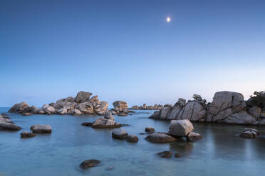 Felsen und Mond, Palombaggia Strand, Korsika, Frankreich, Mittelmeer, Europa - RHPLF02783