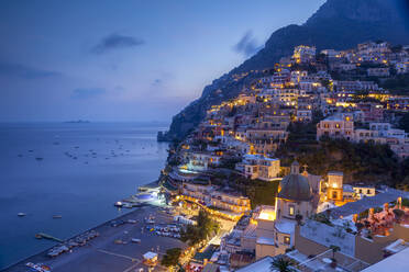 Positano und Strand in der Abenddämmerung, Amalfiküste (Costiera Amalfitana), UNESCO-Weltkulturerbe, Kampanien, Italien, Mittelmeer, Europa - RHPLF02790