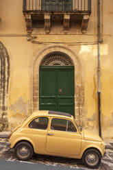 Alter Fiat 500 auf der Straße geparkt, Noto, Sizilien, Italien, Europa - RHPLF02796