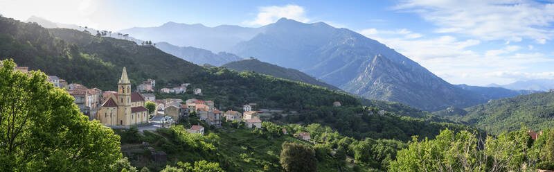 Panorama von Dorf und Bergen bei Corte, Korsika, Frankreich, Europa - RHPLF02798