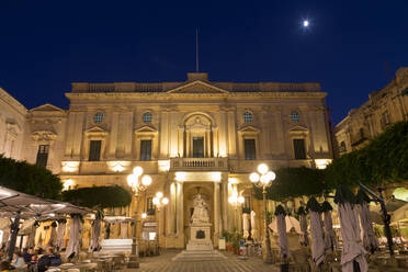 Statue der Königin Victoria bei Nacht, Piazza Regina, Valletta, Kulturhauptstadt Europas 2018, Malta, Mittelmeer, Europa - RHPLF02804