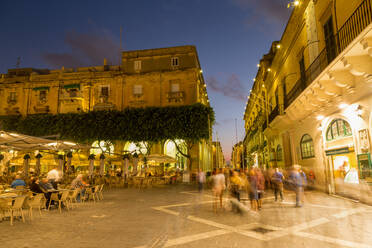 Menschen genießen einen Abend auf der Piazza Regina in Valletta, Europäische Kulturhauptstadt 2018, Malta, Mittelmeer, Europa - RHPLF02806