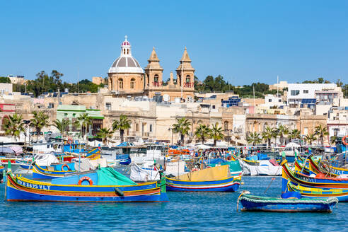 Traditionelle, bunt bemalte Fischerboote im Hafen von Marsaxlokk, Malta, Mittelmeer, Europa - RHPLF02808
