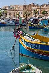 Traditionelle, bunt bemalte Fischerboote im Hafen von Marsaxlokk, Malta, Mittelmeer, Europa - RHPLF02810