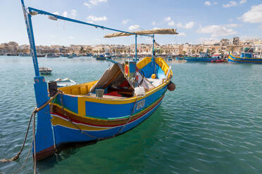 Traditionelles, bunt bemaltes Fischerboot im Hafen von Marsaxlokk, Malta, Mittelmeer, Europa - RHPLF02811