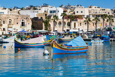 Traditionelle, bunt bemalte Fischerboote im Hafen von Marsaxlokk, Malta, Mittelmeer, Europa - RHPLF02812