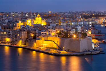 Nachtansicht von Senglea, einer der drei Städte, und dem Grand Harbour in Valletta, Europäische Kulturhauptstadt 2018, Valletta, Malta, Mittelmeer, Europa - RHPLF02813