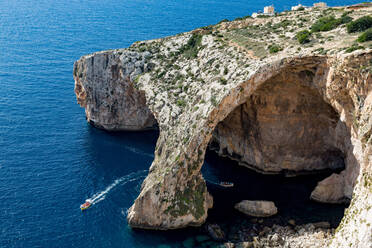 Boote mit Touristen, die den dramatischen natürlichen Bogen in der Blauen Grotte besuchen, Malta, Mittelmeer, Europa - RHPLF02818