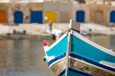 Traditionelles Boot im Hafen von Dwejra Inland Sea in Gozo, Malta, Mittelmeer, Europa - RHPLF02825