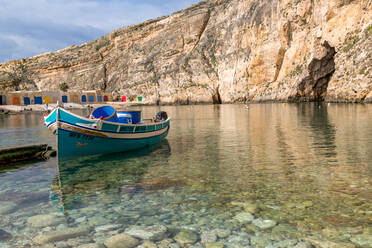 Traditionelles Boot im Hafen von Dwejra Inland Sea in Gozo, Malta, Mittelmeer, Europa - RHPLF02826
