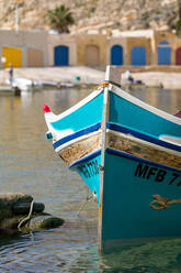 Traditionelles Boot im Hafen von Dwejra Inland Sea in Gozo, Malta, Mittelmeer, Europa - RHPLF02827