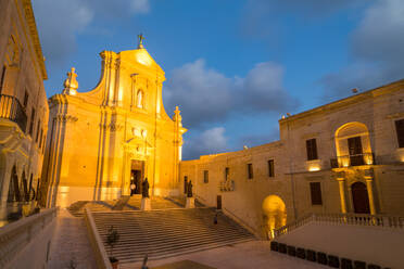 Die Catedral de Rabat bei Nacht in der alten Zitadelle von Victoria (Rabat) im Herzen von Gozo, Malta, Mittelmeer, Europa - RHPLF02831