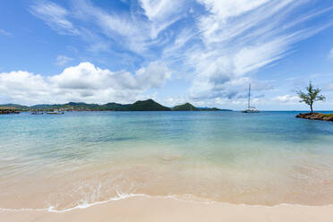 Das wunderschöne klare Wasser in der Rodney Bay, St. Lucia, Windward Islands, Westindische Inseln, Karibik, Mittelamerika - RHPLF02835