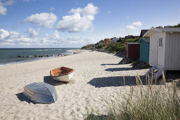 Boote und Strandhütten am weißen Sandstrand mit Stadt dahinter, Tisvilde, Kattegat Küste, Seeland, Dänemark, Skandinavien, Europa - RHPLF02850