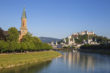 Blick auf die evangelische Christuskirche, die Salzach und die Burg Hohensalzburg, Salzburg, Österreich, Europa - RHPLF02860