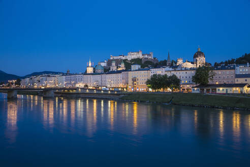 Blick auf die Salzach, die Burg Hohensalzburg und die Altstadt, UNESCO-Welterbe, Salzburg, Österreich, Europa - RHPLF02862