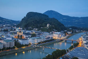 Blick auf die Salzach mit der Altstadt zur Rechten und der Neustadt zur Linken, Salzburg, Österreich, Europa - RHPLF02864