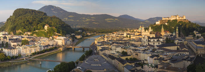 Blick auf die Salzach, die Altstadt mit der Burg Hohensalzburg zur Rechten und die Neustadt zur Linken, Salzburg, Österreich, Europa - RHPLF02867