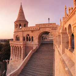 Fischerbastei bei Sonnenaufgang, Budaer Burgberg, Budapest, Ungarn, Europa - RHPLF02881