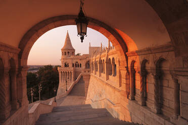 Fischerbastei bei Sonnenaufgang, Budaer Burgberg, Budapest, Ungarn, Europa - RHPLF02883