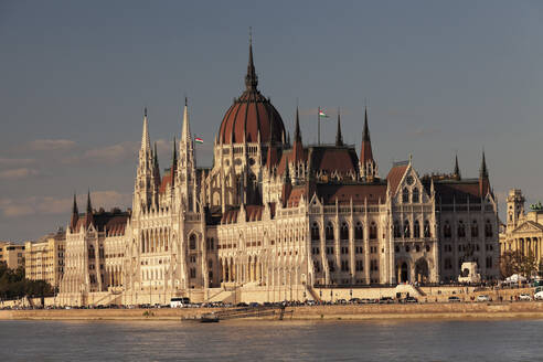 Parlamentsgebäude bei Sonnenuntergang, Fluss Donau, UNESCO-Weltkulturerbe, Budapest, Ungarn, Europa - RHPLF02897