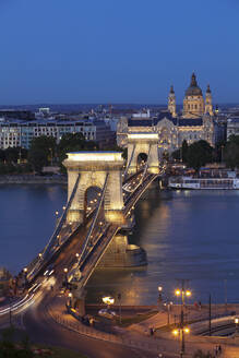 Kettenbrücke über die Donau, UNESCO-Weltkulturerbe, Hotel Four Seasons Gresham Palace, Budapest, Ungarn, Europa - RHPLF02898