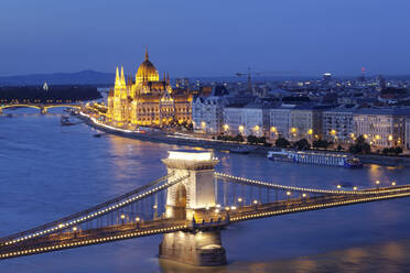 Blick über die Donau auf die Kettenbrücke und das Parlament, UNESCO-Weltkulturerbe, Budapest, Ungarn, Europa - RHPLF02899