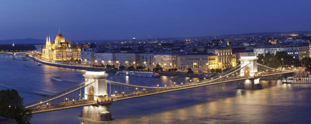 Blick über die Donau auf die Kettenbrücke und das Parlament, UNESCO-Weltkulturerbe, Budapest, Ungarn, Europa - RHPLF02903